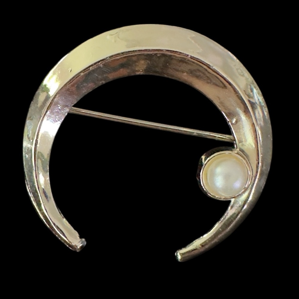 Elegant Vintage, Gold Crescent moon  Brooch with Pearl Accent